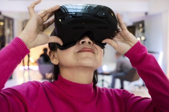 Nainen kokeilemassa VR-laseja